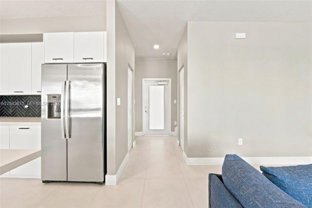 8167 NW 41st Street E101, Doral, FL 33166