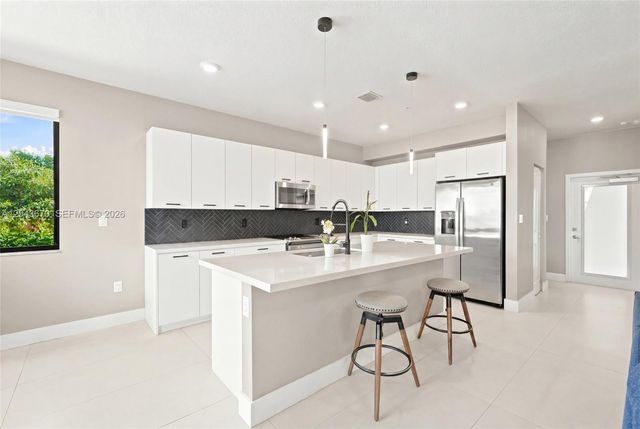 8167 NW 41st Street E101, Doral, FL 33166