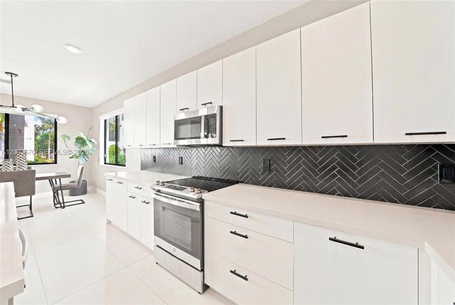 8167 NW 41st Street E101, Doral, FL 33166
