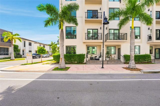 8167 NW 41st Street E101, Doral, FL 33166
