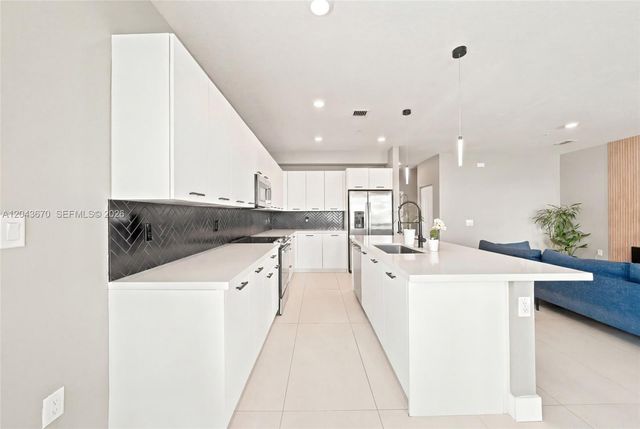 8167 NW 41st Street E101, Doral, FL 33166