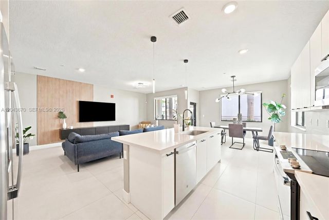 8167 NW 41st Street E101, Doral, FL 33166