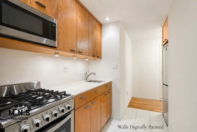 100 W 15th St Apt 2B, New York City, NY 10011