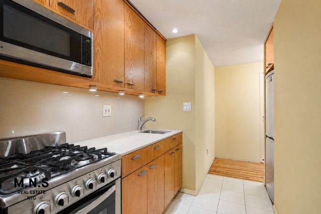 100 W 15th St Apt 2B, New York City, NY 10011
