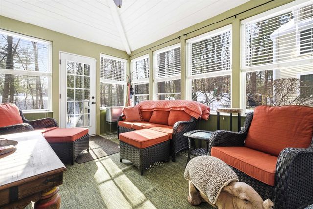 16 Champagne Drive, Nashua, NH 03062