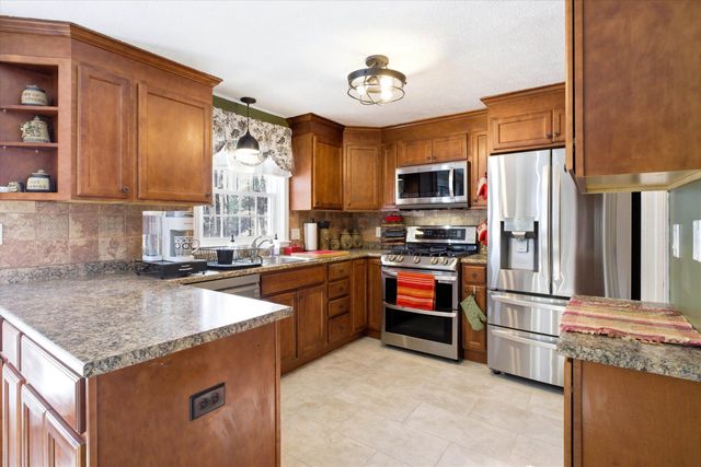 16 Champagne Drive, Nashua, NH 03062