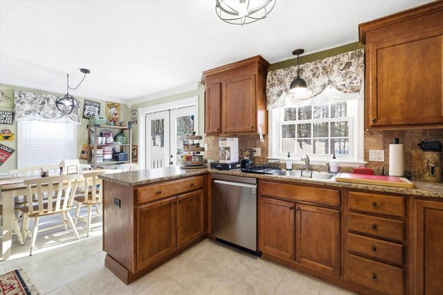 16 Champagne Drive, Nashua, NH 03062