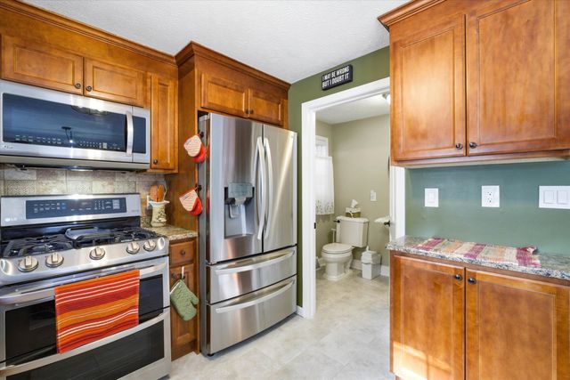 16 Champagne Drive, Nashua, NH 03062