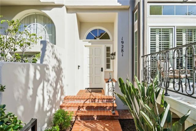 19281 Meadowood, Huntington Beach, CA 92648