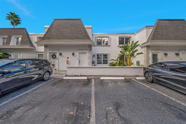 707 NE 27th Ave, Hallandale Beach, FL 33009