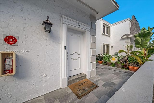 707 NE 27th Ave, Hallandale Beach, FL 33009