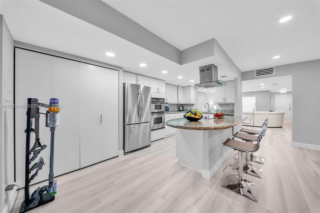 707 NE 27th Ave, Hallandale Beach, FL 33009