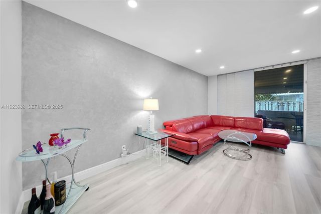 707 NE 27th Ave, Hallandale Beach, FL 33009