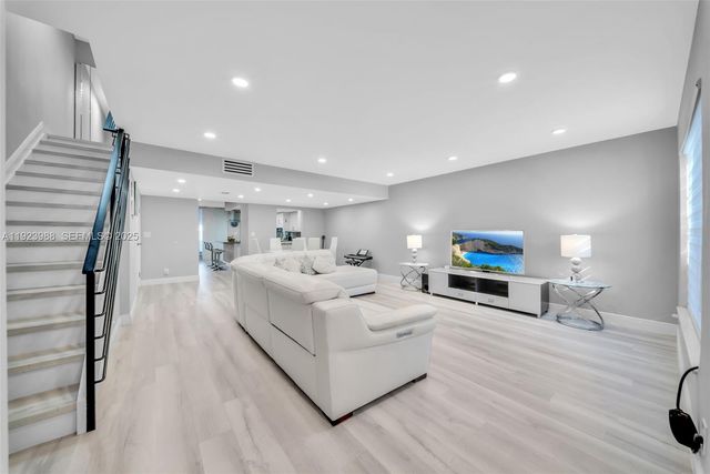 707 NE 27th Ave, Hallandale Beach, FL 33009