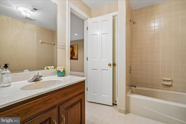 8013 GREENWICH WOODS DR, Mclean, VA 22102