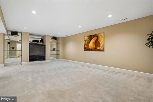 8013 GREENWICH WOODS DR, Mclean, VA 22102