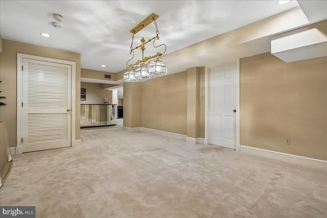 8013 GREENWICH WOODS DR, Mclean, VA 22102