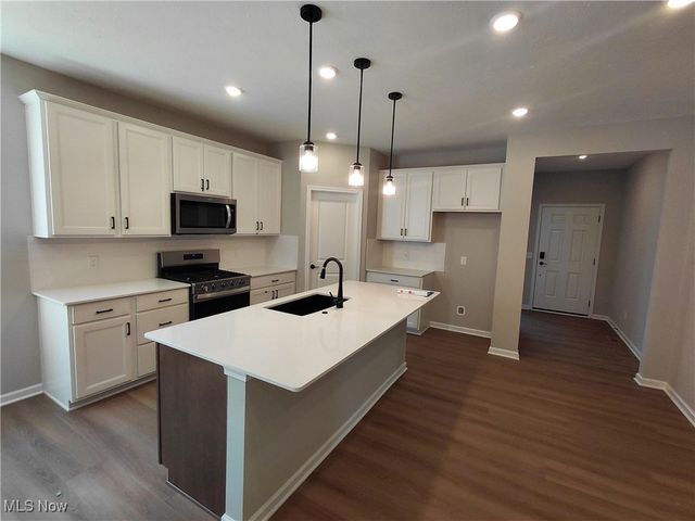 3831 Golden Wood Way, Green, OH 44685