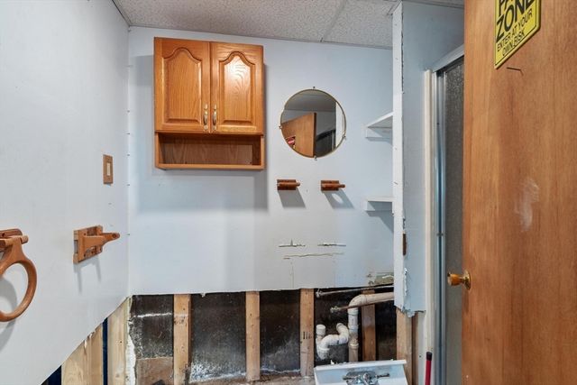 11 Cromie St, Clinton, MA 01510