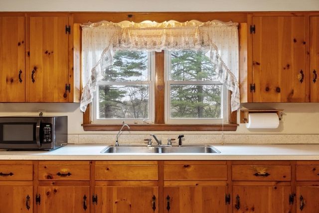 11 Cromie St, Clinton, MA 01510