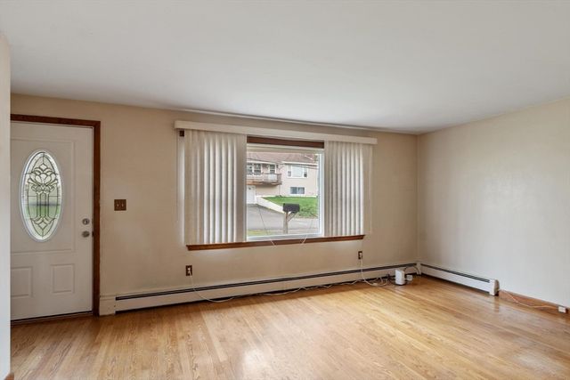 11 Cromie St, Clinton, MA 01510