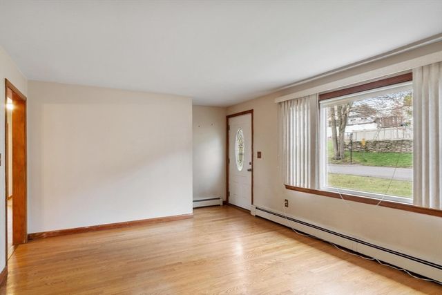 11 Cromie St, Clinton, MA 01510