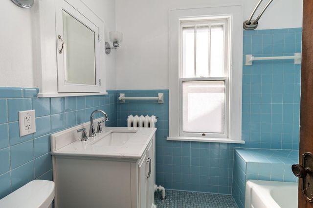 935 Saint Clair Avenue, Saint Paul, MN 55105