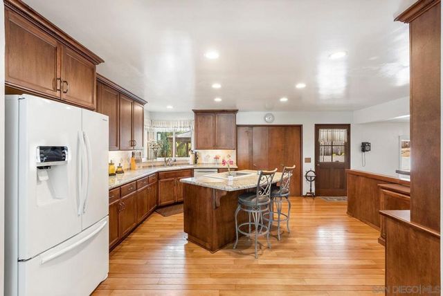 1845 Country Ln, Escondido, CA 92025