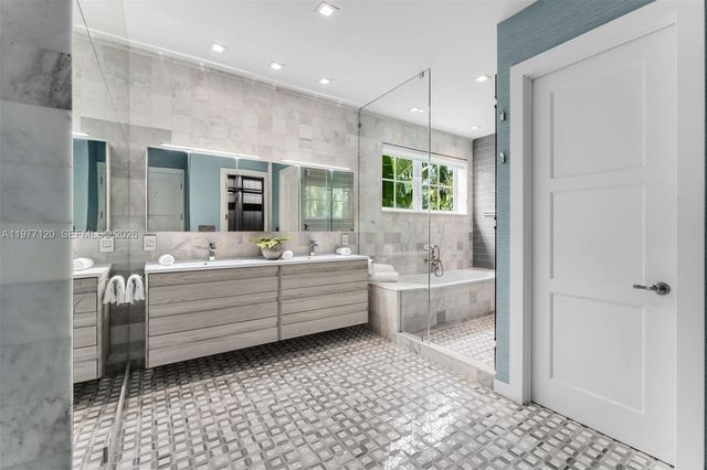 2887 Pine Tree Drive, Miami Beach, FL 33140