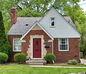 1984 Beaufait Drive, Grosse Pointe Woods, MI 48236