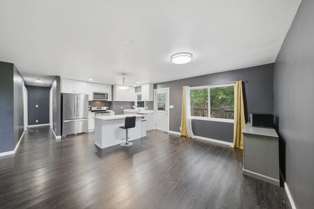 1204 Lincoln Court, Streamwood, IL 60107