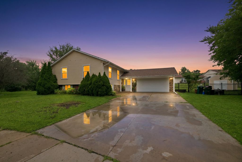 1204 Lincoln Court, Streamwood, IL 60107