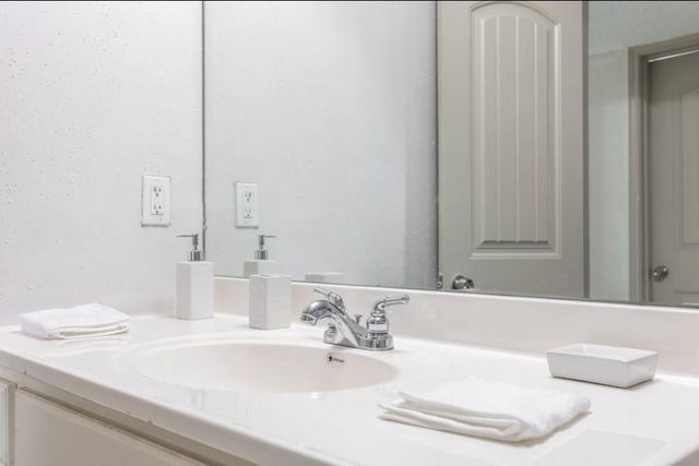 7431 Holly Hill Drive 206, Dallas, TX 75231