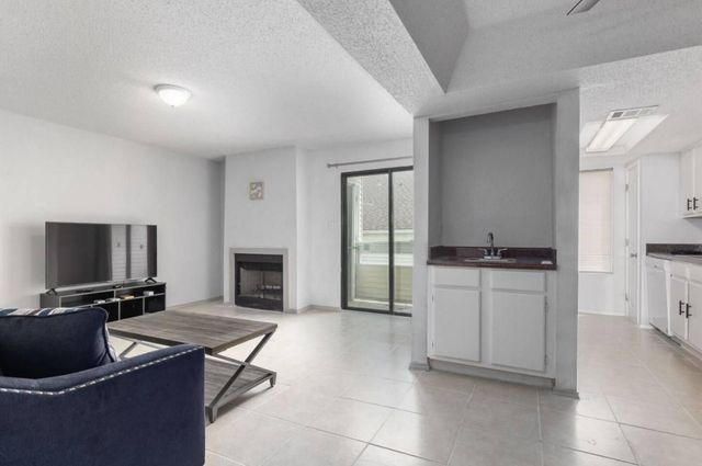 7431 Holly Hill Drive 206, Dallas, TX 75231