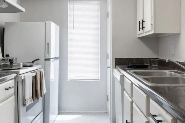 7431 Holly Hill Drive 206, Dallas, TX 75231