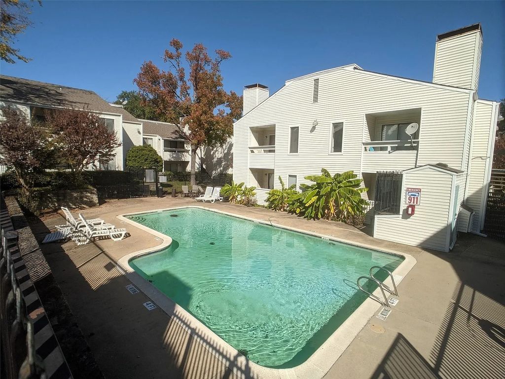 7431 Holly Hill Drive 206, Dallas, TX 75231