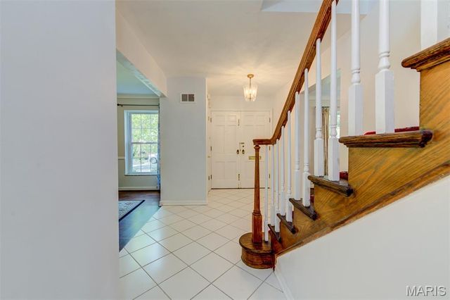 8016 Davis Drive, St Louis, MO 63105