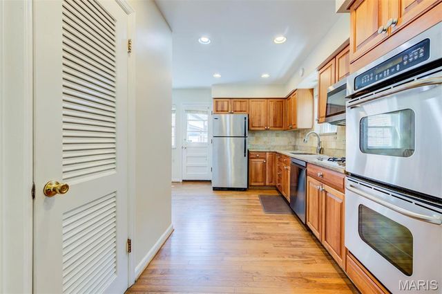 8016 Davis Drive, St Louis, MO 63105