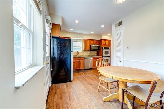 8016 Davis Drive, St Louis, MO 63105