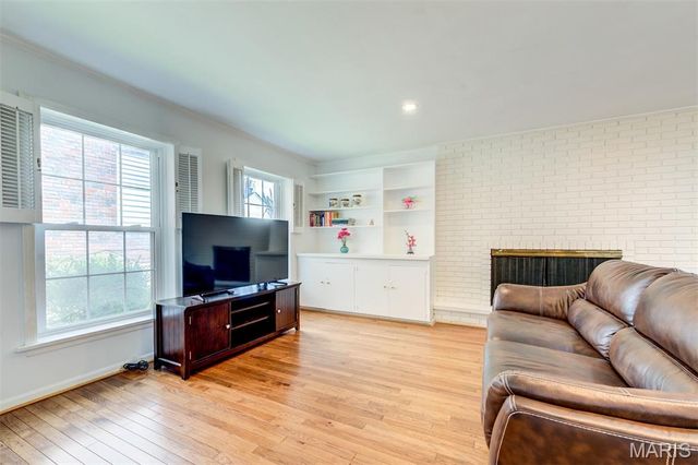 8016 Davis Drive, St Louis, MO 63105