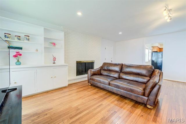 8016 Davis Drive, St Louis, MO 63105