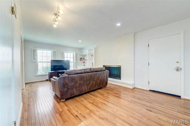 8016 Davis Drive, St Louis, MO 63105