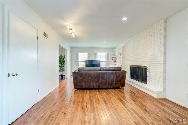 8016 Davis Drive, St Louis, MO 63105