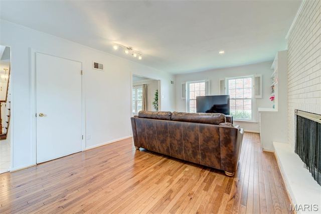 8016 Davis Drive, St Louis, MO 63105