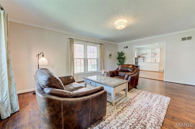 8016 Davis Drive, St Louis, MO 63105
