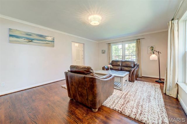 8016 Davis Drive, St Louis, MO 63105