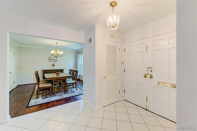 8016 Davis Drive, St Louis, MO 63105