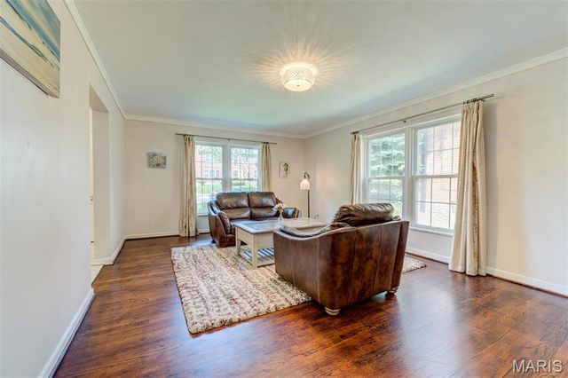 8016 Davis Drive, St Louis, MO 63105