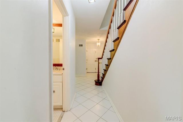8016 Davis Drive, St Louis, MO 63105
