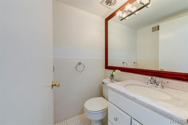 8016 Davis Drive, St Louis, MO 63105
